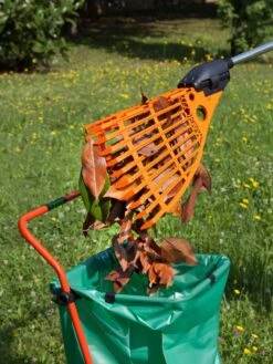 Magic Fly® Leaf Rake -Gardeners 3 4 crop 8611047 05V tif