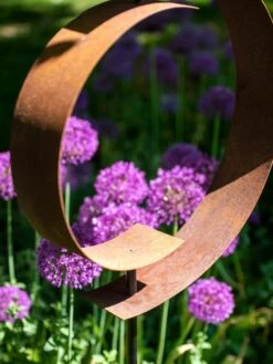 Corten Circle Garden Sculpture -Gardeners 8611061 157 tif